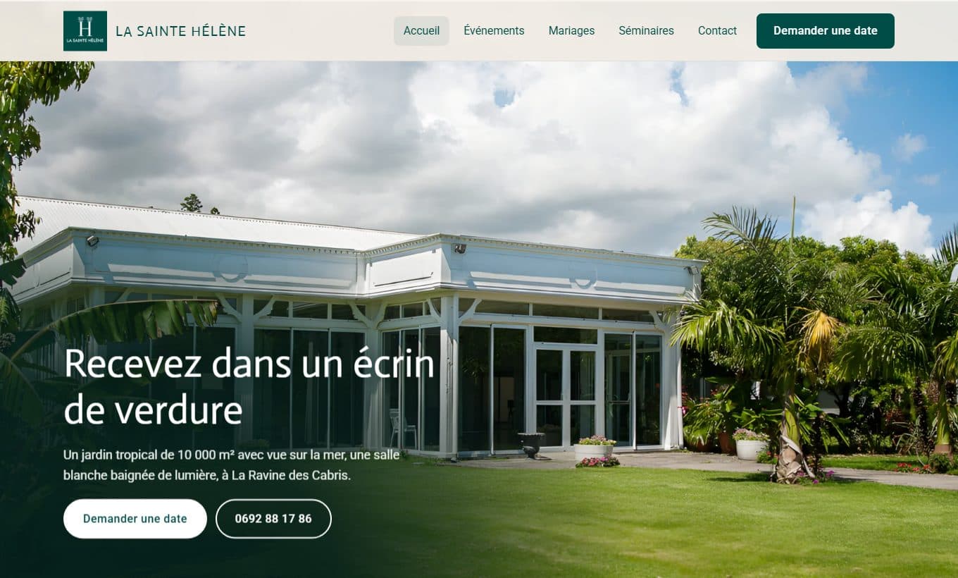 Page d'accueil du site lasaintehelene.re : la salle de réception blanche et son jardin tropical